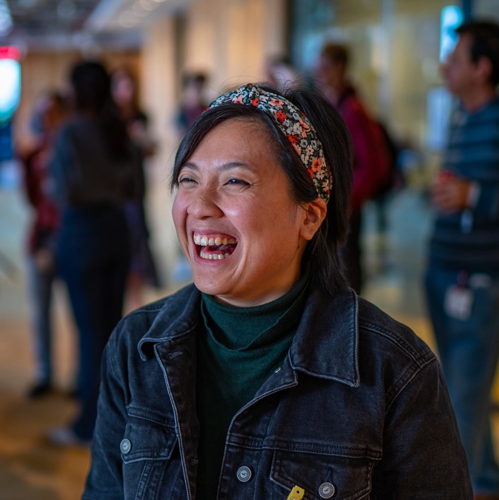 Women laughing at uncodebar
