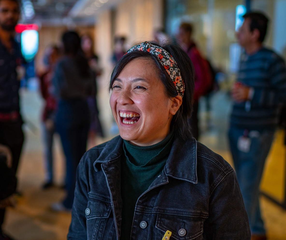 Women laughing at uncodebar